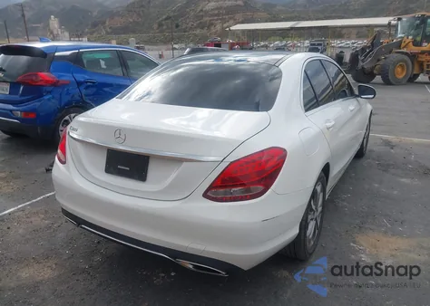 2017 Mercedes-Benz C 300 z USA, uszkodzony, nr VIN 55SWF4JB7HU186308